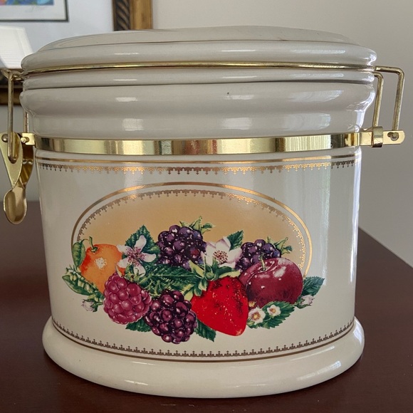 Collectable VTG Knotts Berry Farm Oval Ceramic Cookie Jar Snap Rubber Seal Lid - Picture 3 of 10